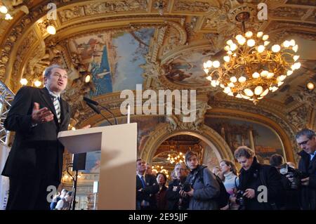 Der französische Industrieminister Francois Loos eröffnet am 31. Januar 2006 in Paris, Frankreich, die Eisenbahnausstellung "La Banque Postale" am Bahnhof Gare de Lyon. Der Zug wird durch Frankreich reisen, um diesen neuen Dienst französischen Kunden vorzustellen. Foto von Christophe Guibbaud/ABACAPRESS.COM Stockfoto