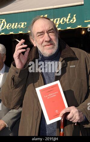 Der belgische Schriftsteller Jean-Claude Pirotte posiert am 31,2006. Januar auf der Terrasse des Cafés Les Deux Magots in Saint Germain des Pres in Paris, Frankreich, nachdem er für sein Buch "Une adolescence en Gueldre", das von La Table Ronde herausgegeben wurde, den Prix des Deux Magots 2006 gewonnen hatte. Foto von Giancarlo Gorassini/ABACAPRESS.COM Stockfoto