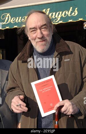 Der belgische Schriftsteller Jean-Claude Pirotte posiert am 31,2006. Januar auf der Terrasse des Cafés Les Deux Magots in Saint Germain des Pres in Paris, Frankreich, nachdem er für sein Buch "Une adolescence en Gueldre", das von La Table Ronde herausgegeben wurde, den Prix des Deux Magots 2006 gewonnen hatte. Foto von Giancarlo Gorassini/ABACAPRESS.COM Stockfoto