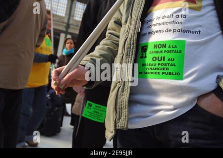 Gewerkschafter der CGT protestieren während der Eröffnung der Eisenbahnausstellung "La Banque Postale" am Bahnhof Gare de Lyon in Paris, Frankreich, am 31. Januar 2006. Der Zug wird durch Frankreich reisen, um diesen neuen Dienst französischen Kunden vorzustellen. Foto von Christophe Guibbaud/ABACAPRESS.COM Stockfoto