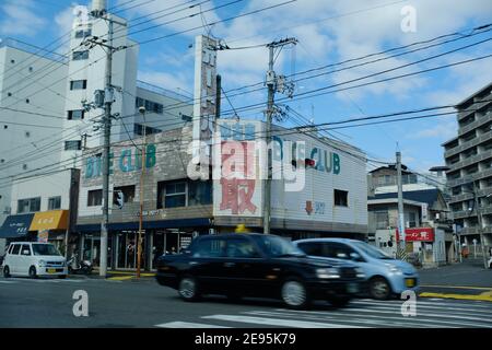 HIROSHIMA, JAPAN - FEBRUAR 2019: Eine geschäftige Straßenszene in Hiroshima, Japan Stockfoto