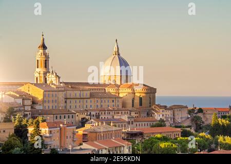 Loreto, Marken, Provinz Ancona. Panoramablick auf die Residenz der Basilica della Santa Casa, ein beliebter Wallfahrtsort für Katholiken Stockfoto
