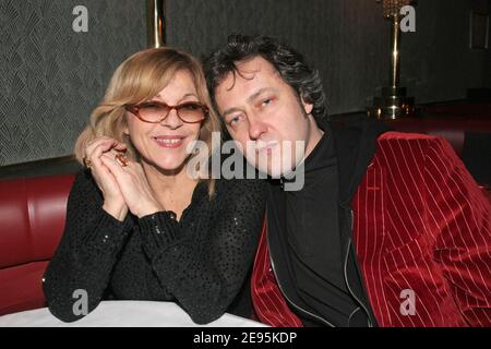 Die französische Sängerin Nicoletta und ihr Freund Jean-Christophe Moliner nehmen am 02. Februar 2006 am "Cercle des amis des Cabarets Parisiens" im Pariser Lido Teil. Foto von Benoit Pinguet/ABACAPRESS.COM Stockfoto