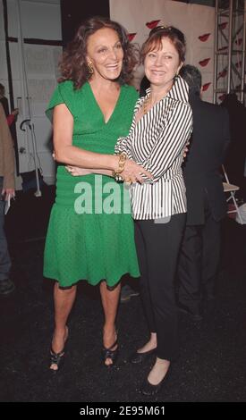 Modedesignerin Diane von Furstenberg und Schauspielerin Susan Sarandon posieren backstage bei der Diane von Furstenberg Modenschau, die am Sonntag, 5. Februar 2006, in den Bryant Park Zelten während der Herbst-Winter 2006 Olympus Fashion Week in New York, USA, stattfand. Foto von Nicolas Khayat/ABACAPRESS.COM Stockfoto