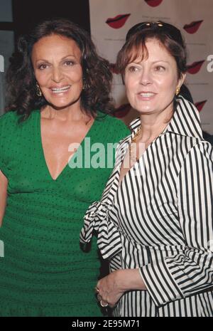 Modedesignerin Diane von Furstenberg und Schauspielerin Susan Sarandon posieren backstage bei der Diane von Furstenberg Modenschau, die am Sonntag, 5. Februar 2006, in den Bryant Park Zelten während der Herbst-Winter 2006 Olympus Fashion Week in New York, USA, stattfand. Foto von Nicolas Khayat/ABACAPRESS.COM Stockfoto