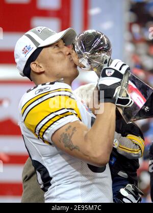 Pittsburgh Steelers Empfänger und Spiel MVP Hines ward küsst die Lombardi Trophy nach einem 21-10 Sieg über die Seattle Seahawks in Super Bowl XL in Detroit, Michigan, USA, am Sonntag, 5. Februar 2006. Foto von Lionel Hahn/Cameleon/ABACAPRESS.COM Stockfoto