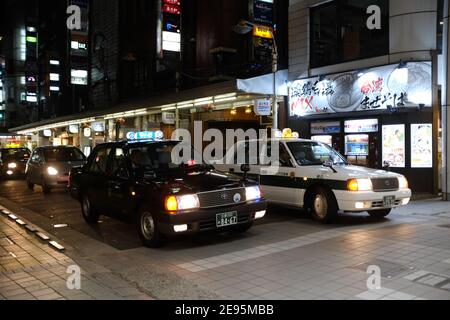 HIROSHIMA, JAPAN - FEBRUAR 2019: Toyota Crown Taxis an einer Ampel in Hiroshima. Stockfoto