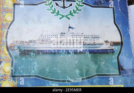 Eine Menge von Verwandten von Hunderten von Passagieren, die beim Einsinken einer Fähre im Roten Meer getötet wurden, haben am 6. Februar 2006 die Büros von Al-Salam Maritime in Safaga, Ägypten, angegriffen und begonnen, den Inhalt auf die Straße zu werfen. Foto von Axelle de Russe/ABACAPRESS.COM Stockfoto