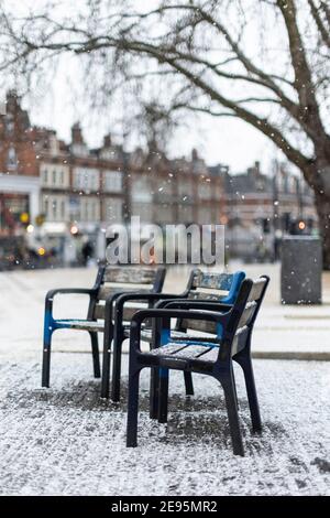 Öffentliche Sitze auf dem Windrush Square bei starkem Schnee, Brixton, London, 24. Januar 2021 Stockfoto