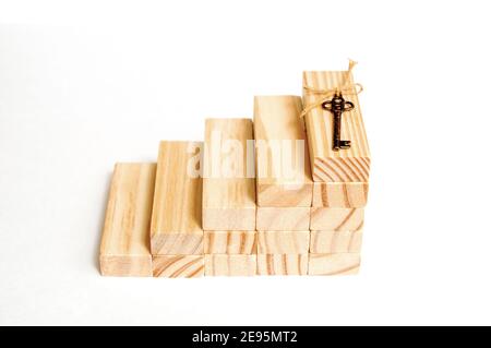 Unternehmenswachstum. Holzblöcke steigen nach oben. Münztreppe. Konzept von Spargeldern, Geldwachstum, Gewinngeschäft und Investitionen für die Zukunft. Stockfoto