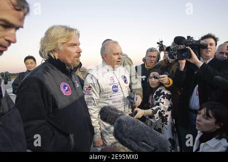 Sir Richard Branson (links) und Steve Fossett sprechen am 7. Februar 2006 auf der Landebahn im Kennedy Space Center der NASA in Florida mit den Medien. Das Angebot von Steve Fossett, der vom Virgin-Chef unterstützt wurde, einen Rekord für den längsten Flug aller Zeiten im Virgin Atlantic GlobalFlyer II zu setzen, wurde heute Morgen nach einem Kraftstoffleck und schlechten Windverhältnissen abgesagt. Foto von Thierry Boccon-Gibod/ABACAPRESS.COM Stockfoto