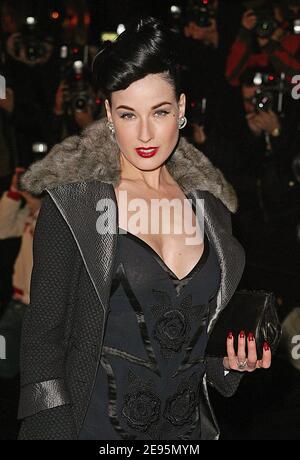 DITA von Teese kommt bei der Versace Boutique Cocktail Party an, um die Wiedereröffnung des Versace Stores auf der Fifth Avenue in Manhattan, New York, NY, USA, am 7. Februar 2006 zu feiern. Foto von William Gratz/ABACAPRESS.COM Stockfoto