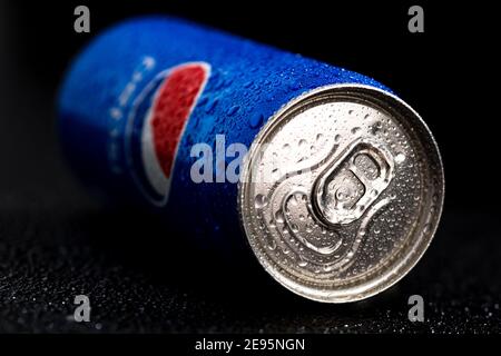 Editorial Foto von Pepsi Dose mit Wassertröpfchen auf schwarzem Hintergrund. Studio gedreht in Bukarest, Rumänien, 2021 Stockfoto