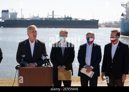 Houston, Texas, USA. Februar 2021. Der Minderheitenführer des US-Repräsentantenhauses, KEVIN MCCARTHY, führt eine Gruppe von Kongressabgeordneten an, die Präsident Joe Bidens Absage des Keystone XL-Pipeline-Projekts und andere neue Energiepolitiken kritisieren, die der texanischen Wirtschaft schaden. Neben McCarthy sind Rep. BRIAN BABIN, MICHAEL MCCAUL und RANDY WEBER. Quelle: Bob Daemmrich/ZUMA Wire/Alamy Live News Stockfoto