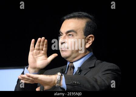 Carlos Ghosn, Präsident und Geschäftsführer des französischen Automobilherstellers Renault, präsentiert am 9. Februar 2006 in Boulogne-Billancourt, westlich von Paris, eine dreijährige Strategie für die Gruppe, die sich durch rückständige Umsätze, schwache Margen und eine alternde Modellreihe auszeichnen wird. Foto von Christophe Guibbaud/ABACAPRESS.COM Stockfoto