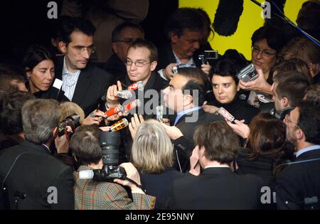 Carlos Ghosn, Präsident und Geschäftsführer des französischen Automobilherstellers Renault, präsentiert am 9. Februar 2006 in Boulogne-Billancourt, westlich von Paris, eine dreijährige Strategie für die Gruppe, die sich durch rückständige Umsätze, schwache Margen und eine alternde Modellreihe auszeichnen wird. Foto von Christophe Guibbaud/ABACAPRESS.COM Stockfoto