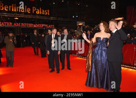 DIE US-Schauspielerin Sigourney Weaver und Alan Rickman kommen auf dem roten Teppich zur Vorführung von 'Snow Cake', die am 9. Februar 2006 die 56. Berlinale, Internationale Filmfestspiele, in Berlin eröffnet. Foto von Bruno Klein/ABACAPRESS.COM Stockfoto