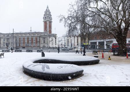 Windrush Square bei starkem Schnee mit Lambeth Town Hall im Hintergrund, Brixton, London, 24. Januar 2021 Stockfoto