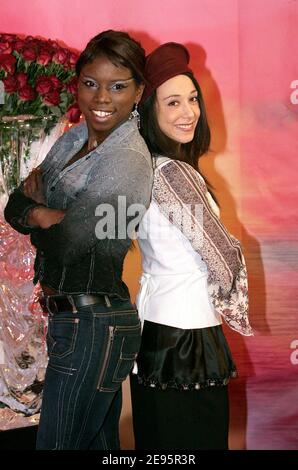 Die französische Eiskunstläuferin Surya Bonaly und Sarah Abitbol posieren bei der Premiere der Holiday on Ice Show im 'Le Zenith' in Paris, Frankreich, am 14. Februar 2006. Foto von Laurent Zabulon/ABACAPRESS.COM. Stockfoto