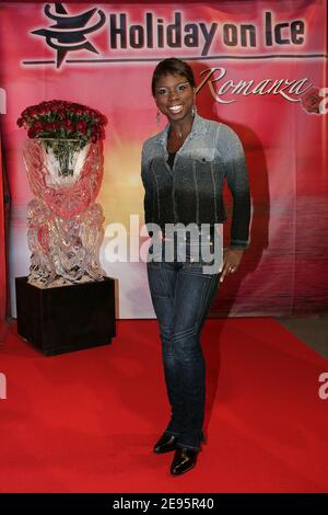 Die französische Eiskunstläuferin Surya Bonaly posiert bei der Premiere der Holiday on Ice Show im 'Le Zenith' in Paris, Frankreich, am 14. Februar 2006. Foto von Laurent Zabulon/ABACAPRESS.COM. Stockfoto