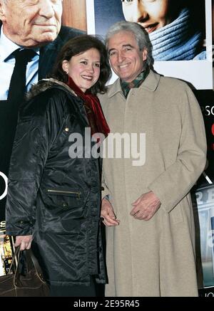 Jean-Loup Dabadie und seine Frau Veronique besuchen am 13. Februar 2006 den Film "Fauteuils d'Orchestre" von Daniele Thompson im UGC Normandy in Paris, Frankreich. Foto von Laurent Zabulon/ABACAPRESS.COM. Stockfoto