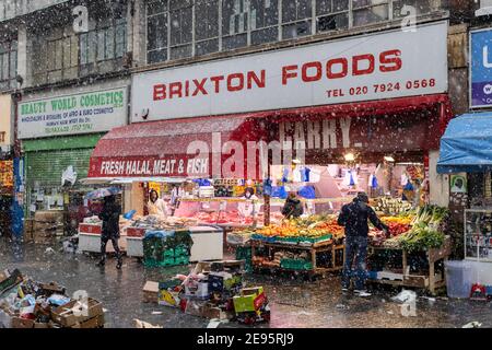 Der Markt auf der Electric Avenue bei starkem Schnee, Brixton, London, 24. Januar 2021 Stockfoto