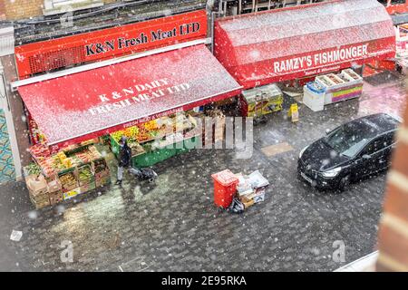 Hochwinkelansicht der Electric Avenue bei starkem Schnee, Brixton, London, 24. Januar 2021 Stockfoto