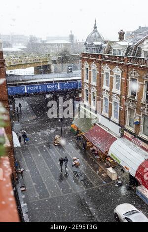 Blick auf die Electric Avenue bei starkem Schnee in Richtung Pope's Road, Brixton, London, 24. Januar 2021 Stockfoto