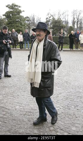 Der französische Schauspieler Gerard Hernandez nimmt an der Beerdigung des französischen Schauspielers Darry Cowl Teil, der am Dienstag im Alter von 80 Jahren in Neuilly-sur-seine starb. Der Gottesdienst fand am 20. Februar 2006 im Krematorium des Friedhofs Pere Lachaise in Paris, Frankreich, statt. Foto von Mousse-Taamallah/ABACAPRESS.COM Stockfoto