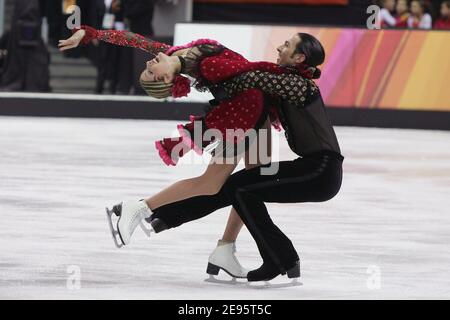 Die Silbermedaille der USA Tanith Belbin und Benjamin Agosto treten am 20. Februar 2006 im Original-Tanzprogramm im Eiskunstlauf bei den Olympischen Winterspielen 2006 in Turin in Palavela, Turin, Italien auf. Die XX Olympischen Winterspiele laufen vom 10. Februar bis 26. Februar 2006. Foto von Gouhier-Nebinger/Cameleon/ABACAPRESS.COM Stockfoto