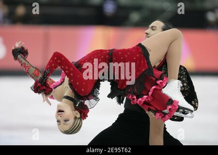 Die Silbermedaille der USA Tanith Belbin und Benjamin Agosto treten am 20. Februar 2006 im Original-Tanzprogramm im Eiskunstlauf bei den Olympischen Winterspielen 2006 in Turin in Palavela, Turin, Italien auf. Die XX Olympischen Winterspiele laufen vom 10. Februar bis 26. Februar 2006. Foto von Gouhier-Nebinger/Cameleon/ABACAPRESS.COM Stockfoto