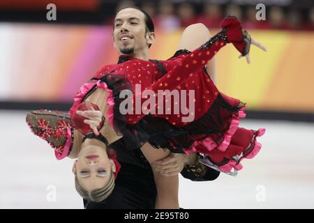 Die Silbermedaille der USA Tanith Belbin und Benjamin Agosto treten am 20. Februar 2006 im Original-Tanzprogramm im Eiskunstlauf bei den Olympischen Winterspielen 2006 in Turin in Palavela, Turin, Italien auf. Die XX Olympischen Winterspiele laufen vom 10. Februar bis 26. Februar 2006. Foto von Gouhier-Nebinger/Cameleon/ABACAPRESS.COM Stockfoto