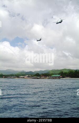 Ein Paar Hubschrauber des US Marine Corps Sea Knight stellt Ausrüstung und Personal zur Verfügung, um den Opfern des Erdrutsches vom 17. Februar auf der Insel Leyte, Philippinen, am 20. Februar 2006 zu helfen. DIE US-Marine leistet humanitäre Hilfe für die Opfer in der Gemeinde Saint Bernard, wo die Stadt Guinsahugon im südlichen Teil der Insel völlig zerstört wurde. Foto USN über ABACAPRESS.COM Stockfoto