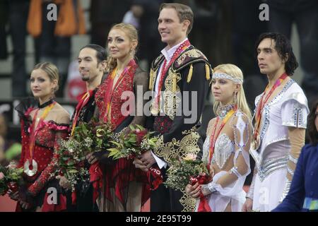 Die Silbermedaillen der USA Tanith Belbin und Benjamin Agosto, die russischen Goldmedaillen Tatiana Navka und Roman Kostomargov sowie die Bronzemedaillen der Ukraine Elena Grushina und Ruslan Goncharov nach dem ursprünglichen Tanzprogramm im Eiskunstlauf bei den Olympischen Winterspielen 2006 in Turin am 19. Februar 2006 in Palavela, Turin, Italien. Die XX Olympischen Winterspiele laufen vom 10. Februar bis 26. Februar 2006. Foto von Gouhier-Nebinger-Orban/Cameleon/ABACAPRESS.COM Stockfoto