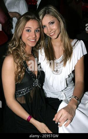 Die französischen Sängerinnen Liza Pastor und die französische Miss Frankreich 2006 Alexandra Rosenfeld nehmen am 21. Februar 2006 an der Etoile Casting-Party in L'Etoile in Paris, Frankreich, Teil. Foto von Benoit Pinguet/ABACAPRESS.COM Stockfoto