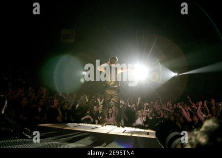 Dave Gahan, Leadsänger des Depeche Mode bei einer Live-Performance im P.O.P.B. in Paris, Frankreich am 21. Februar 2006. Foto von Laurent Zabulon/ABACAPRESS.COM Stockfoto