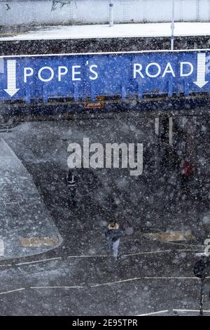 Pope's Road Overpass bei starkem Schnee, Brixton, London, 24. Januar 2021 Stockfoto