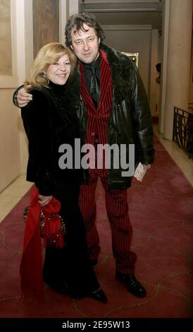 Die französische Sängerin Nicoletta und ihr Freund Jean-Christophe Moliner nehmen am 22. Februar 2006 an der 11. Gala "Musique Contre l'oubli" zugunsten von Amnesty International im Theater des Champs Elysees in Paris Teil. Foto von Laurent Zabulon/ABACAPRESS.COM. Stockfoto