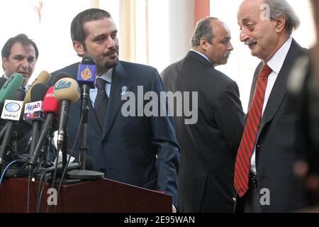 Die Fraktionsvorsitzende Saad Hariri und der anti-syrische Oppositionsvertreter Walid Jumblatt halten nach ihrem Treffen mit US-Außenministerin Condoleeza Rice während ihres Überraschungsbesuchs in Beirut, Libanon, am Donnerstag, 23. 2006, eine Pressekonferenz ab. Bei ihrem zweiten Besuch im Libanon bekräftigte Rice die anhaltende Unterstützung der USA für einen "vollständig souveränen und demokratischen Libanon". Jumblatt wiederholte seine Forderungen nach dem Sturz des pro-syrischen Präsidenten Emile Lahoud und der Abrüstung der Hisbollah. Foto von Michael Dohrn/ABACAPRESS.COM Stockfoto