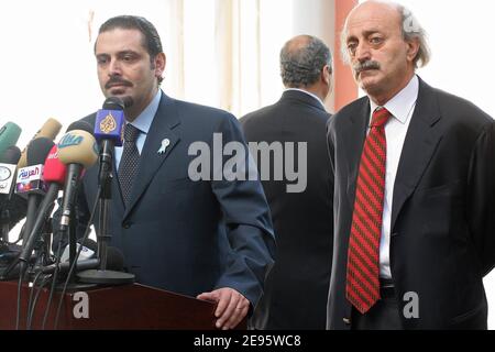 Die Fraktionsvorsitzende Saad Hariri und der anti-syrische Oppositionsvertreter Walid Jumblatt halten nach ihrem Treffen mit US-Außenministerin Condoleeza Rice während ihres Überraschungsbesuchs in Beirut, Libanon, am Donnerstag, 23. 2006, eine Pressekonferenz ab. Bei ihrem zweiten Besuch im Libanon bekräftigte Rice die anhaltende Unterstützung der USA für einen "vollständig souveränen und demokratischen Libanon". Jumblatt wiederholte seine Forderungen nach dem Sturz des pro-syrischen Präsidenten Emile Lahoud und der Abrüstung der Hisbollah. Foto von Michael Dohrn/ABACAPRESS.COM Stockfoto