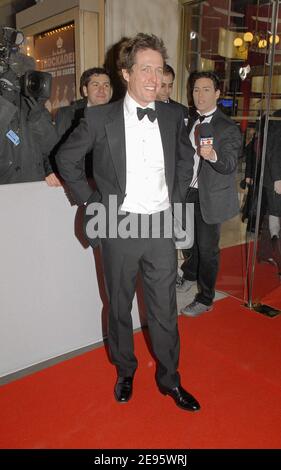 Der britische Schauspieler Hugh Grant kommt bei der 31. Cesar-Preisverleihung am 25. Februar 2006 im Theater du Chatelet in Paris, Frankreich, an. Foto von Klein-Orban/ABACAPRESS.COM Stockfoto