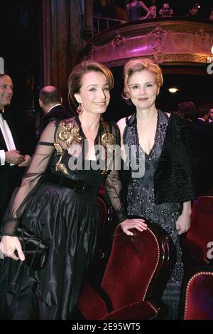 Die britische Schauspielerin Kristin Scott Thomas und die französische Schauspielerin Isabelle Carre nehmen am 25. Februar 2006 an der 31. Cesar-Preisverleihung im Theater du Chatelet in Paris, Frankreich, Teil. Foto von Klein-Orban/ABACAPRESS.COM Stockfoto