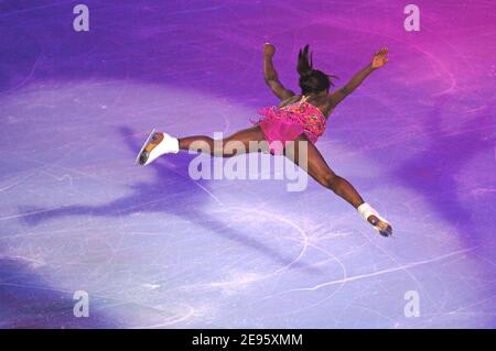 Die französische Surya Bonaly tritt am 27. Februar 2006 während der Galaveranstaltung "Champion on Ice" im Palais Omnisports de Paris-Bercy in Paris auf. Foto von Christophe Guibbaud/Cameleon/ABACAPRESS.COM Stockfoto