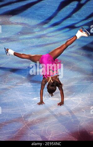 Die französische Surya Bonaly tritt am 27. Februar 2006 während der Galaveranstaltung "Champion on Ice" im Palais Omnisports de Paris-Bercy in Paris auf. Foto von Christophe Guibbaud/Cameleon/ABACAPRESS.COM Stockfoto