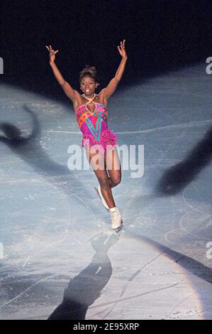 Die französische Surya Bonaly tritt am 27. Februar 2006 während der Galaveranstaltung "Champion on Ice" im Palais Omnisports de Paris-Bercy in Paris auf. Foto von Christophe Guibbaud/Cameleon/ABACAPRESS.COM Stockfoto