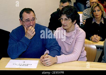 Die Eltern von Alexandre Lagardere, der vor einem Tennisspiel unter Drogen gesetzt wurde, weinen, als sie bei der Eröffnung des Prozesses gegen Christophe Fauviau am Hof in Mont-de-Marsan, Südfrankreich, am 1. März 2006 warten. Fauviau, 45, wird beschuldigt, den Tennisgegnern seiner Kinder Anxiolytika zu verabreichen, darunter Alexandre Lagardere, der nach dem Verlust der Kontrolle über sein Fahrzeug vermutlich aufgrund der Wirkung der Droge Temesta starb. Fauviau wird auch wegen seines zufälligen Todes angeklagt und sieht sich bis zu 20 Jahren Haft ausgesetzt. Foto von Patrick Bernard/ABACAPRESS.COM Stockfoto