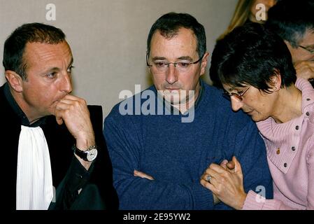 Die Eltern von Alexandre Lagardere, der vor einem Tennisspiel unter Drogen gesetzt wurde, weinen, als sie bei der Eröffnung des Prozesses gegen Christophe Fauviau am Hof in Mont-de-Marsan, Südfrankreich, am 1. März 2006 warten. Fauviau, 45, wird beschuldigt, den Tennisgegnern seiner Kinder Anxiolytika zu verabreichen, darunter Alexandre Lagardere, der nach dem Verlust der Kontrolle über sein Fahrzeug vermutlich aufgrund der Wirkung der Droge Temesta starb. Fauviau wird auch wegen seines zufälligen Todes angeklagt und sieht sich bis zu 20 Jahren Haft ausgesetzt. Foto von Patrick Bernard/ABACAPRESS.COM Stockfoto