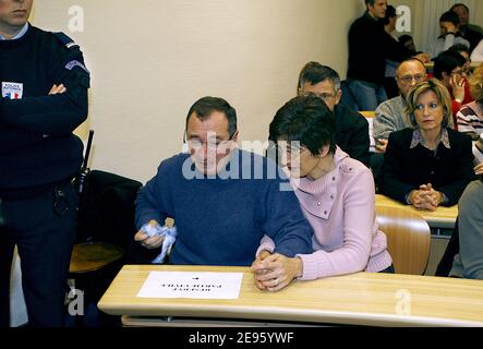 Die Eltern von Alexandre Lagardere, der vor einem Tennisspiel unter Drogen gesetzt wurde, weinen, als sie bei der Eröffnung des Prozesses gegen Christophe Fauviau am Hof in Mont-de-Marsan, Südfrankreich, am 1. März 2006 warten. Fauviau, 45, wird beschuldigt, den Tennisgegnern seiner Kinder Anxiolytika zu verabreichen, darunter Alexandre Lagardere, der nach dem Verlust der Kontrolle über sein Fahrzeug vermutlich aufgrund der Wirkung der Droge Temesta starb. Fauviau wird auch wegen seines zufälligen Todes angeklagt und sieht sich bis zu 20 Jahren Haft ausgesetzt. Foto von Patrick Bernard/ABACAPRESS.COM Stockfoto