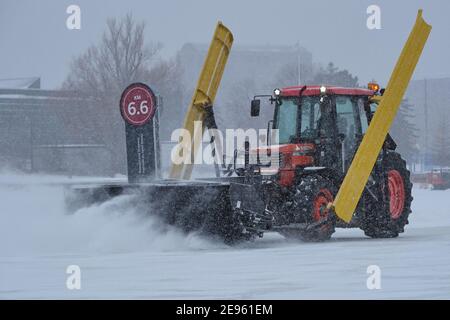 Ottawa, Kanada. Februar 2nd, 2021. Reinigungscrew bei der Arbeit auf dem Rideau Canal Skateway in der kanadischen Hauptstadt Stockfoto