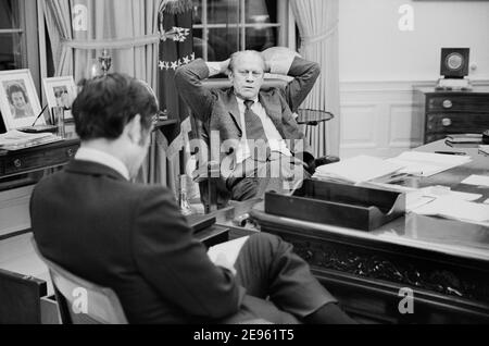 US-Präsident Gerald Ford im Gespräch mit Adjutant John Mashek, im Weißen Haus, Washington, D.C., USA, Marion S. Trikosko, 6. Februar 1975 Stockfoto